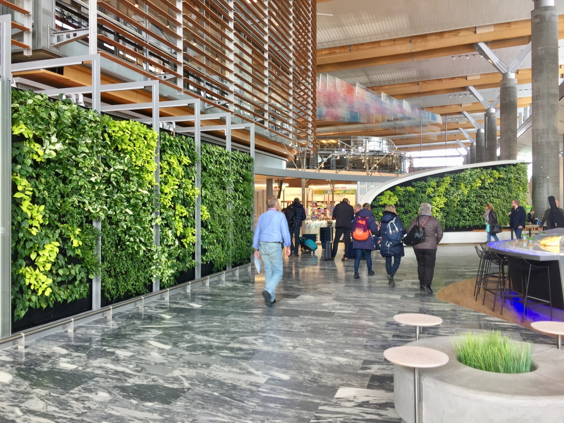 Plantevegg ved kafé på Gardermoen