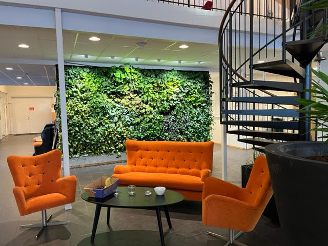 Loungeområde med spiraltrapp