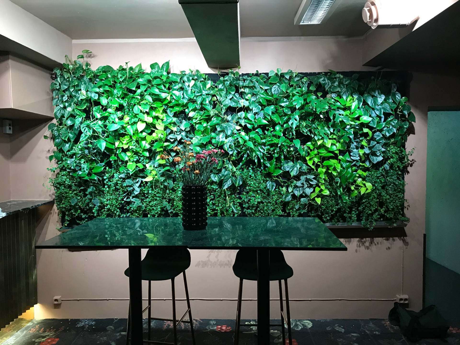 Plantevegg ved kafé